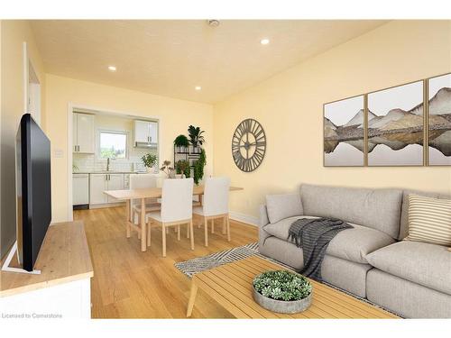 48 East 18Th Street, Hamilton, ON - Indoor Photo Showing Living Room