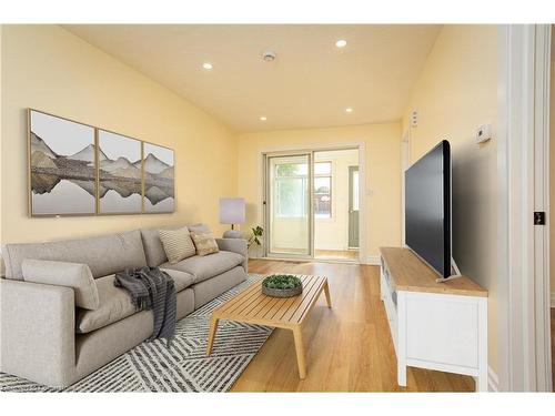 48 East 18Th Street, Hamilton, ON - Indoor Photo Showing Living Room