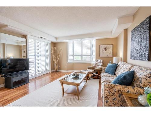 507-8 Village Green Boulevard, Stoney Creek, ON - Indoor Photo Showing Living Room