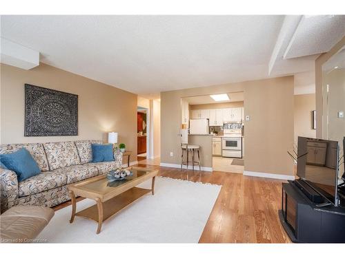 507-8 Village Green Boulevard, Stoney Creek, ON - Indoor Photo Showing Living Room