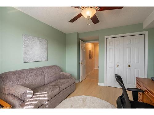 507-8 Village Green Boulevard, Stoney Creek, ON - Indoor Photo Showing Living Room