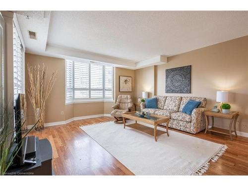 507-8 Village Green Boulevard, Stoney Creek, ON - Indoor Photo Showing Living Room