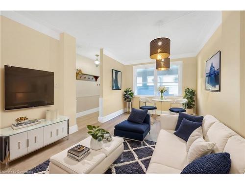 226 Balsam Avenue S, Hamilton, ON - Indoor Photo Showing Living Room