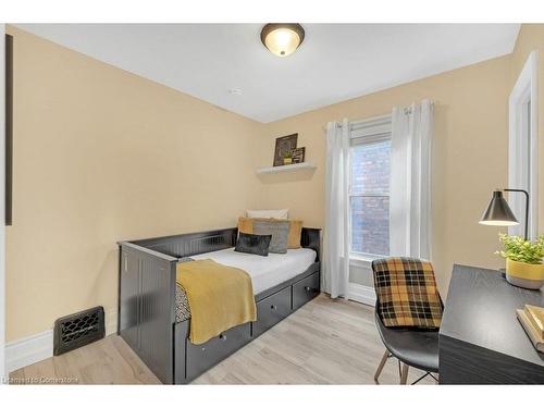 226 Balsam Avenue S, Hamilton, ON - Indoor Photo Showing Bedroom