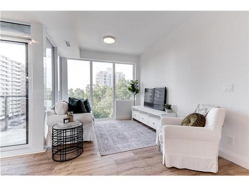 708-500 Brock Avenue, Burlington, ON - Indoor Photo Showing Living Room