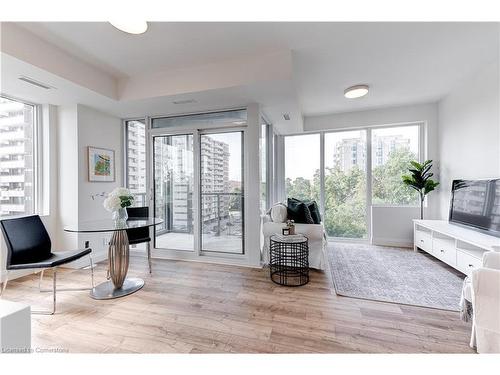 708-500 Brock Avenue, Burlington, ON - Indoor Photo Showing Living Room