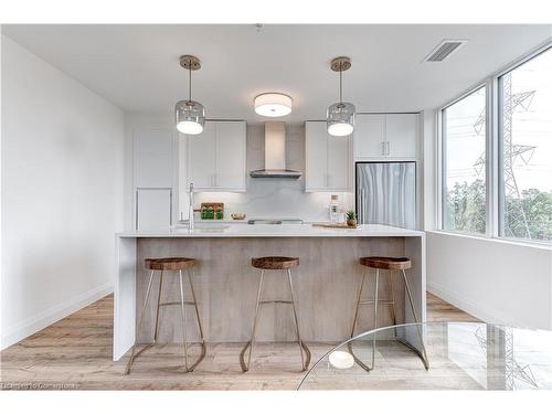 708-500 Brock Avenue, Burlington, ON - Indoor Photo Showing Kitchen