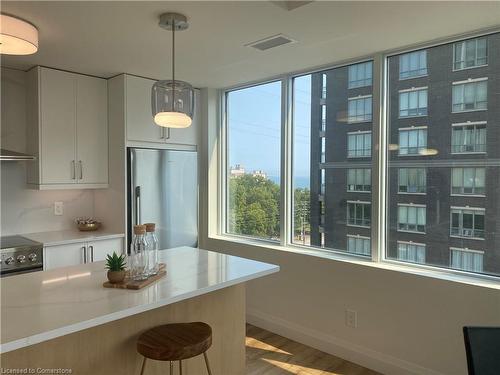 708-500 Brock Avenue, Burlington, ON - Indoor Photo Showing Kitchen