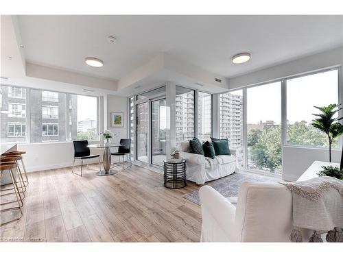 708-500 Brock Avenue, Burlington, ON - Indoor Photo Showing Living Room