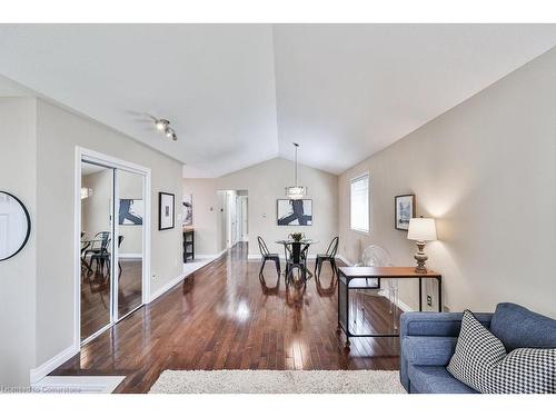 2911 Darien Road, Burlington, ON - Indoor Photo Showing Living Room