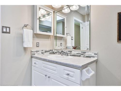 2911 Darien Road, Burlington, ON - Indoor Photo Showing Bathroom