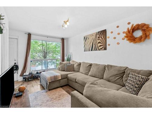 40 Facer Street, St. Catharines, ON - Indoor Photo Showing Living Room