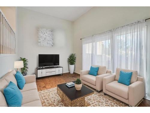 116-11 Harrisford Street, Hamilton, ON - Indoor Photo Showing Living Room