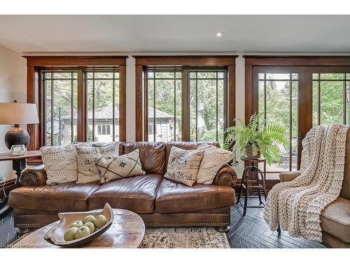 389 Torrance Street, Burlington, ON - Indoor Photo Showing Living Room