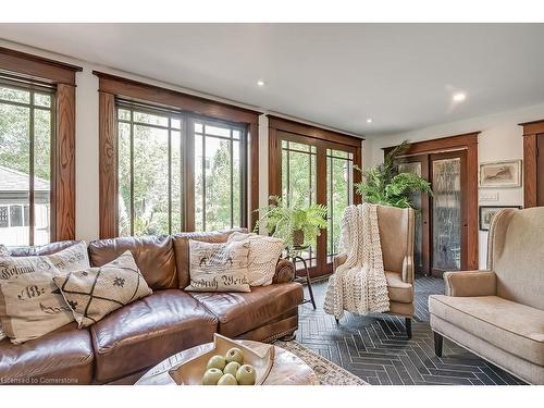 389 Torrance Street, Burlington, ON - Indoor Photo Showing Living Room