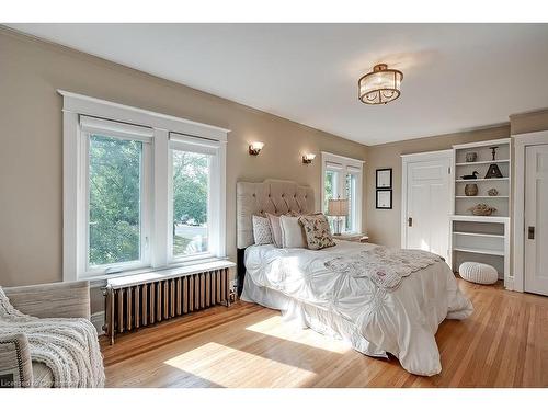 389 Torrance Street, Burlington, ON - Indoor Photo Showing Bedroom