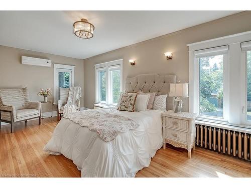 389 Torrance Street, Burlington, ON - Indoor Photo Showing Bedroom