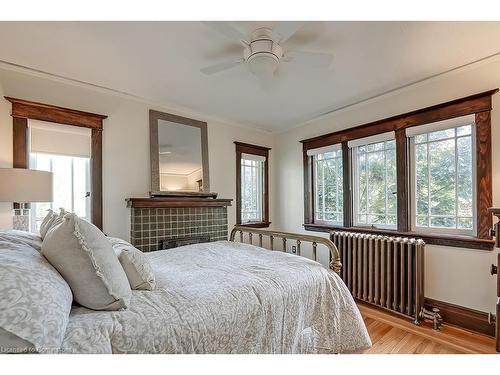 389 Torrance Street, Burlington, ON - Indoor Photo Showing Bedroom