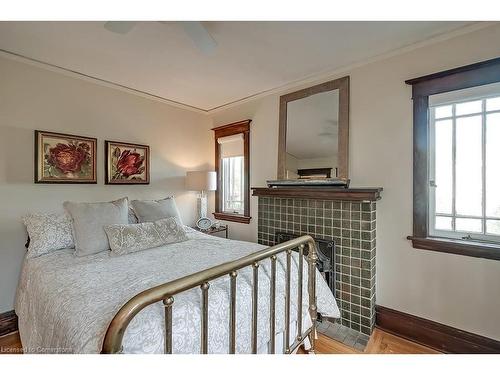 389 Torrance Street, Burlington, ON - Indoor Photo Showing Bedroom