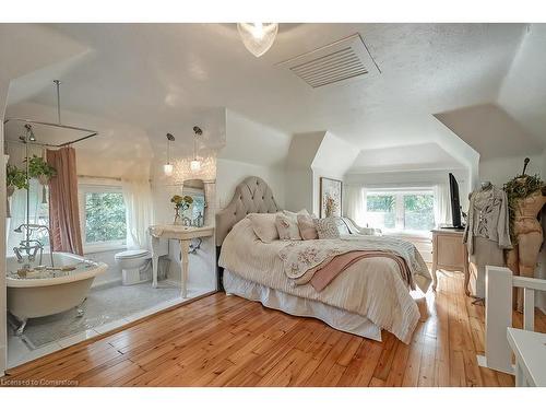 389 Torrance Street, Burlington, ON - Indoor Photo Showing Bedroom