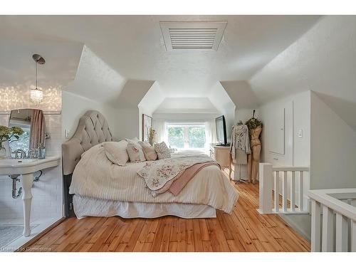 389 Torrance Street, Burlington, ON - Indoor Photo Showing Bedroom