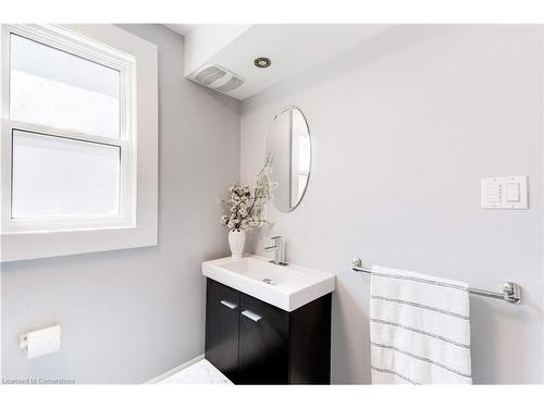 248 Province Street S, Hamilton, ON - Indoor Photo Showing Bathroom