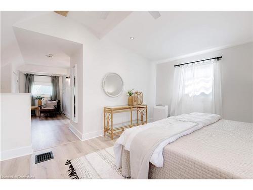 248 Province Street S, Hamilton, ON - Indoor Photo Showing Bedroom