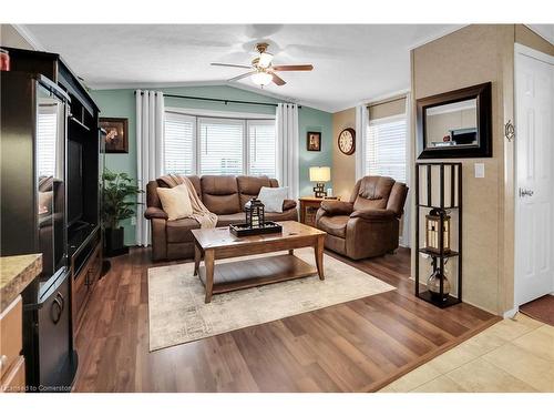 136-3033 Townline Road, Stevensville, ON - Indoor Photo Showing Living Room