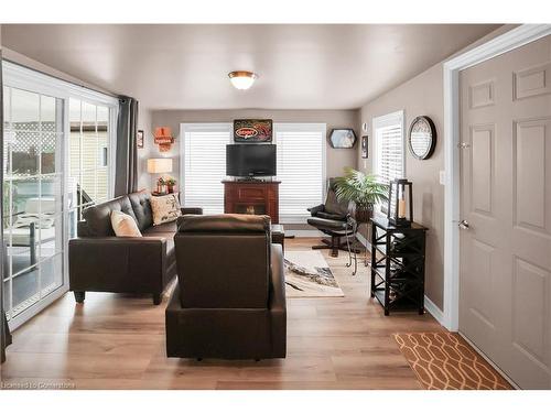 136-3033 Townline Road, Stevensville, ON - Indoor Photo Showing Living Room