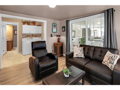 136-3033 Townline Road, Stevensville, ON - Indoor Photo Showing Living Room