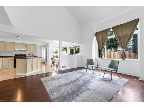 600 Upper Horning Road, Hamilton, ON - Indoor Photo Showing Living Room