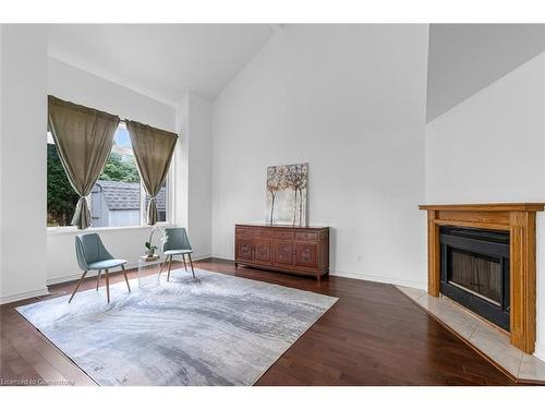 600 Upper Horning Road, Hamilton, ON - Indoor Photo Showing Living Room With Fireplace