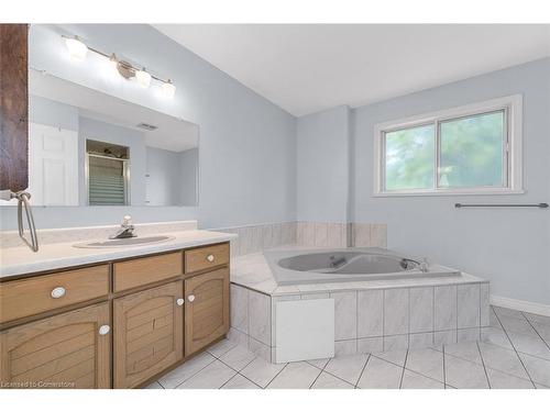 600 Upper Horning Road, Hamilton, ON - Indoor Photo Showing Bathroom