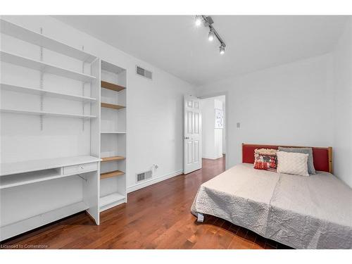 600 Upper Horning Road, Hamilton, ON - Indoor Photo Showing Bedroom