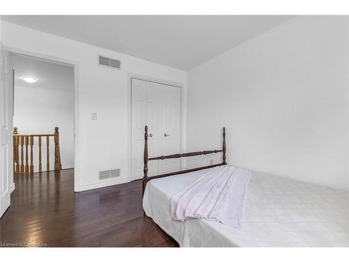 600 Upper Horning Road, Hamilton, ON - Indoor Photo Showing Bedroom