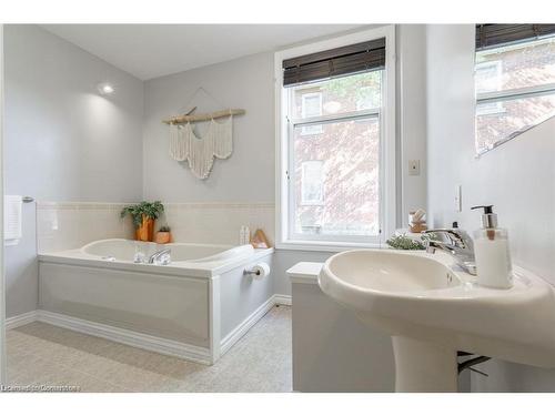 8 Talbot Street W, Cayuga, ON - Indoor Photo Showing Bathroom