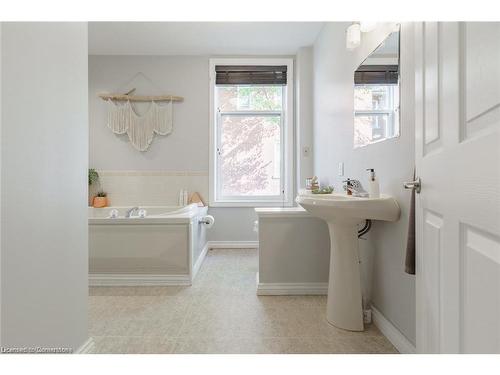 8 Talbot Street W, Cayuga, ON - Indoor Photo Showing Bathroom