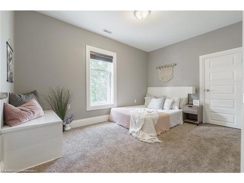 8 Talbot Street W, Cayuga, ON - Indoor Photo Showing Bedroom