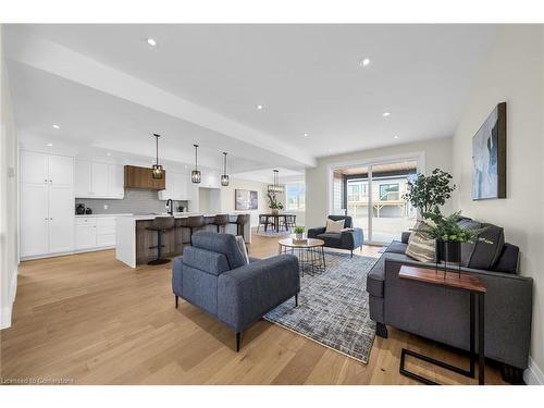 60 Pike Creek Drive, Cayuga, ON - Indoor Photo Showing Living Room