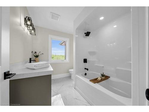 60 Pike Creek Drive, Cayuga, ON - Indoor Photo Showing Bathroom