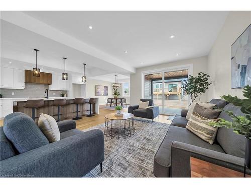 60 Pike Creek Drive, Cayuga, ON - Indoor Photo Showing Living Room