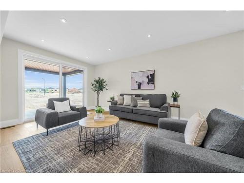 60 Pike Creek Drive, Cayuga, ON - Indoor Photo Showing Living Room