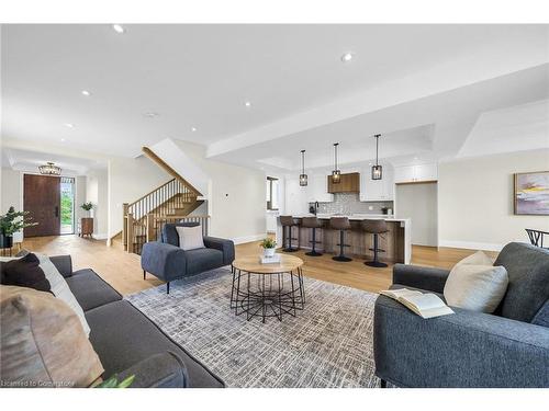 60 Pike Creek Drive, Cayuga, ON - Indoor Photo Showing Living Room