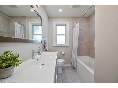 Upper-330 East 17Th Street, Hamilton, ON - Indoor Photo Showing Bathroom