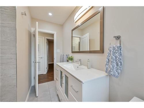 Upper-330 East 17Th Street, Hamilton, ON - Indoor Photo Showing Bathroom