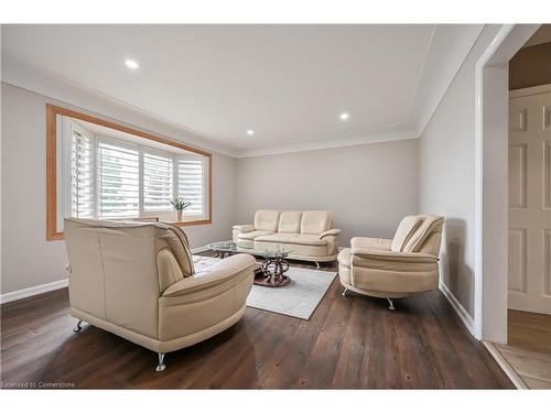 Upper-330 East 17Th Street, Hamilton, ON - Indoor Photo Showing Living Room