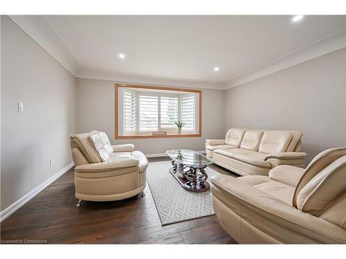 Upper-330 East 17Th Street, Hamilton, ON - Indoor Photo Showing Living Room