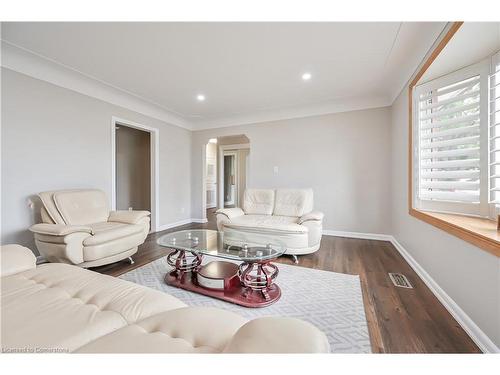 Upper-330 East 17Th Street, Hamilton, ON - Indoor Photo Showing Living Room