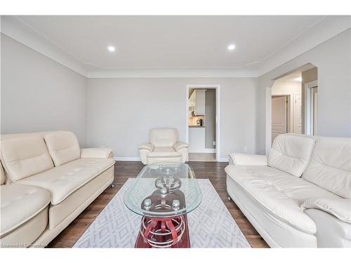 Upper-330 East 17Th Street, Hamilton, ON - Indoor Photo Showing Living Room