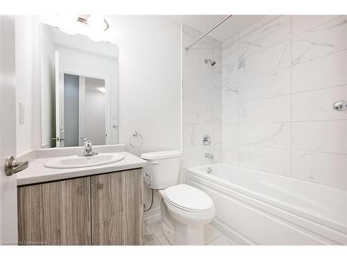 31 Radison Lane, Hamilton, ON - Indoor Photo Showing Bathroom